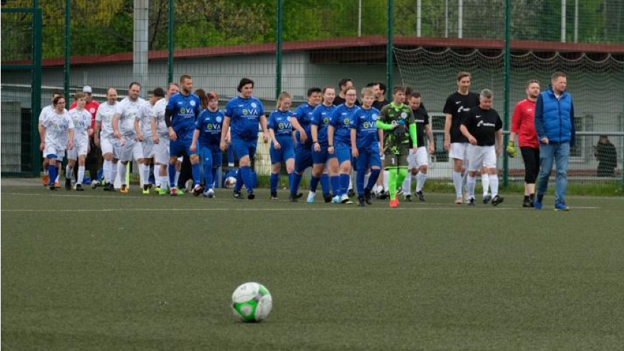 Die "drei" Teams betreten den Kunstrasen in Michelbach