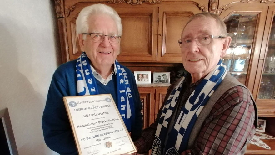Ehrenausschussvorsitzender Ferdi Seitz gratuliert Klaus Emmel zum 85. Geburtstag